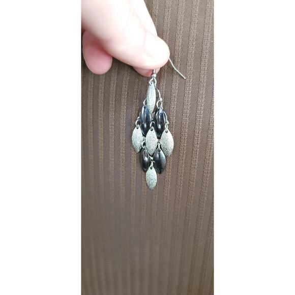 Vintage Silver-Tone Leaf Dangle Earrings - Elegant Retro Charm - Picture 9 of 12